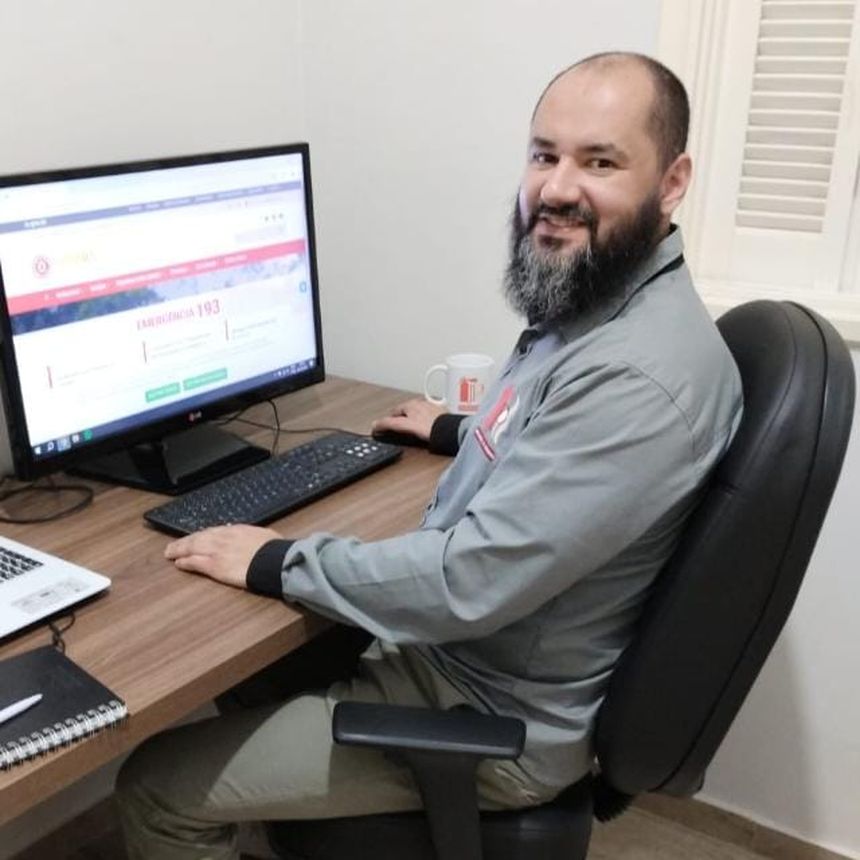 João Paulo Rodrigues Saldanha, sócio-proprietário da JP, trabalhando em projeto de prevenção contra incêndio